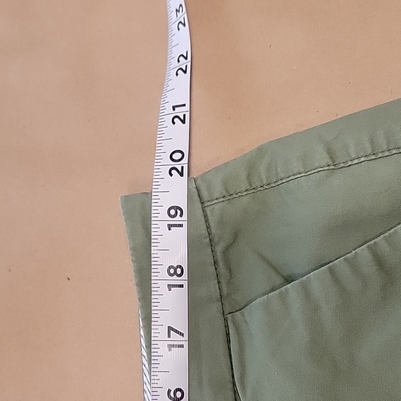 Old Navy Size 16 Olive / Army Green Everyday Short, 5" Inseam, Exc. Used Cond. - Picture 4 of 10